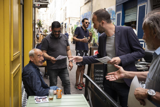 Manuel Bompard, candidat aux élections législatives dans la 4e circonscription des Bouches-du-Rhône, déambule dans le quartier de Belzunce, à Marseille, avec sa suppléante Kalila Sevin, le 25 mai 2022.
