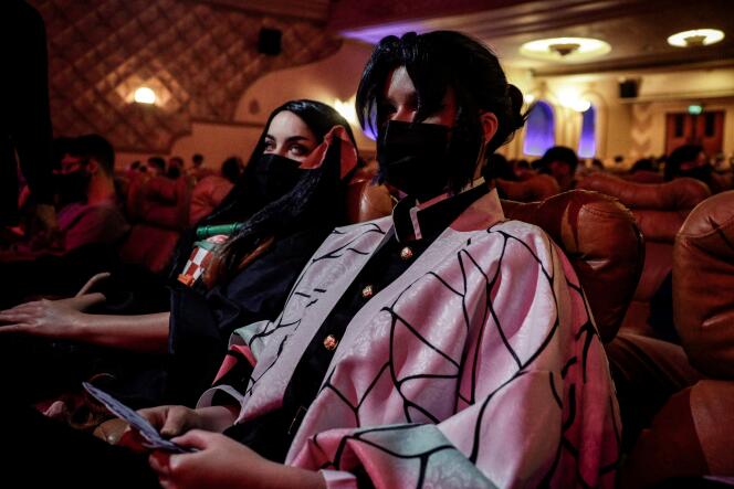 Des cosplayers lors de la projection du film d’animation « Demon Slayer » (« Kimetsu no Yaiba ») au cinéma Le Grand Rex à Paris, le 19 mai 2021.