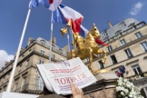 Un exemplaire de l’hebdomadaire « Rivarol » lors d’un rassemblement en mémoire de Jeanne d’Arc, le 8 mai 2022.