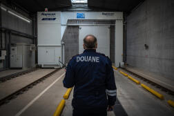 Un agent des douanes du port du Havre (Seine-Maritime), le 4 février 2022. 