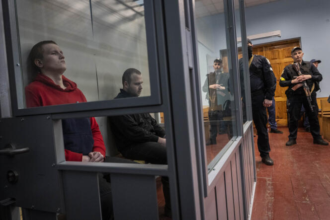Les soldats russes accusés de crime de guerre, Alexandre Ivanov et Alexandre Bobikine, dans le box vitré du tribunal de Kotelevska, le 26 mai 2022.