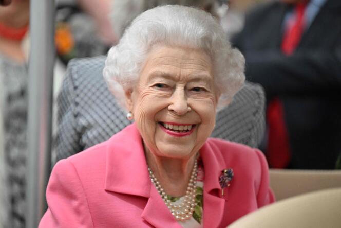 Britain's Queen Elizabeth II smiles during a visit to the 2022 RHS Chelsea Flower Show in London, May 23, 2022.