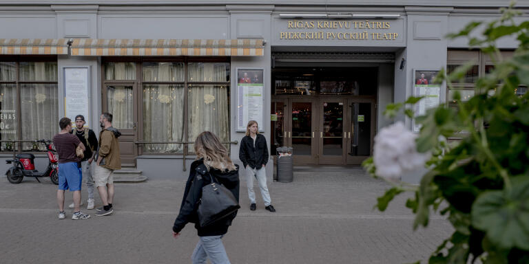 Le célèbre Théâtre russe fondé en 1883, dans le centre historique de Riga, le 6 mai 2022.