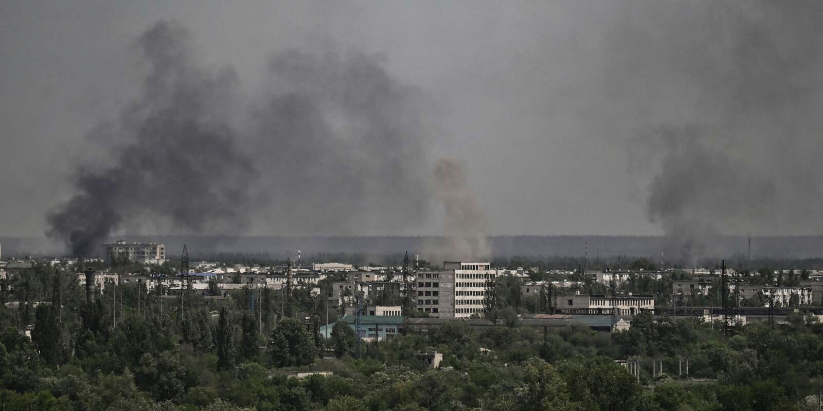 De la fumée et de la poussière s’élèvent de la ville de Sievierodonetsk, lors d’un bombardement dans la région ukrainienne du Donbass, le 26 mai 2022/