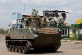 Des combattants de l’armée prorusse en patrouille à Popasna dans la région de Louhansk, le 26 mai 2022.