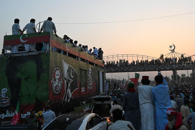 Los partidarios del derrocado primer ministro paquistaní, Imran Khan, participan en una manifestación en Islamabad el 26 de mayo de 2022.