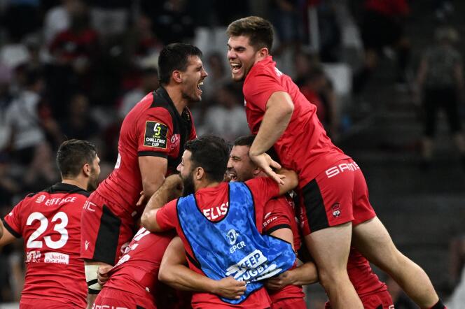 Los jugadores del Lyon Olympique Universitaire (LOU), tras su victoria ante el Rugby Club Toulonnais (RCT) en la final del European Rugby Challenge, en el Stade-Vélodrome de Marsella, el 27 de mayo de 2022.