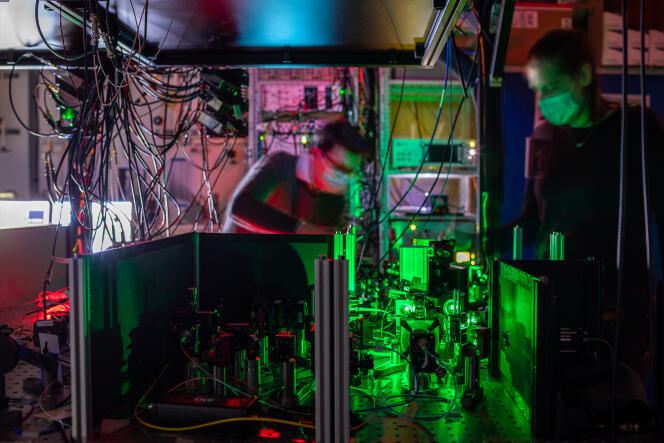 Un chercheur travaille sur l’un des nœuds du réseau quantique, où des miroirs et des filtres guident les faisceaux laser vers la puce en diamant.
