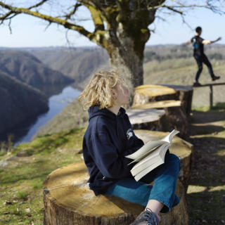 pause lecture au-dessus des Gorges de la Dordogne, Corrèze