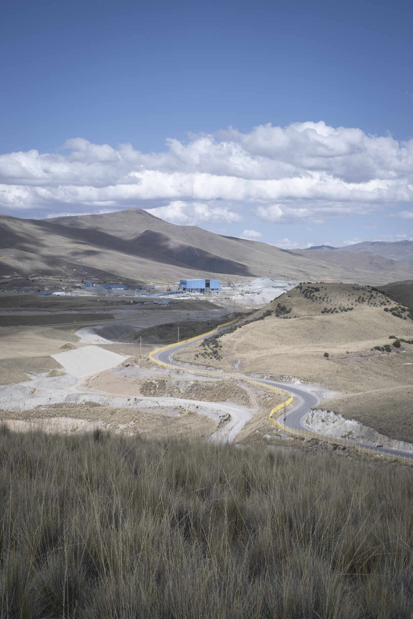 L’installation de triage de la mine Tintaya, qui passe au crible la terre exploitée pour en extraire le cuivre.
Espinar, Pérou, le 10 mai. PAUL GAMBIN POUR « LE MONDE »