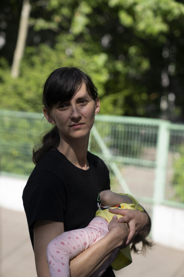 Irina Igorevna, 32 ans et sa fille, Victoria, dans le centre d’accueil pour les femmes et les enfants abandonnés de Bucarest, en Roumanie, le 19 mai 2022.
