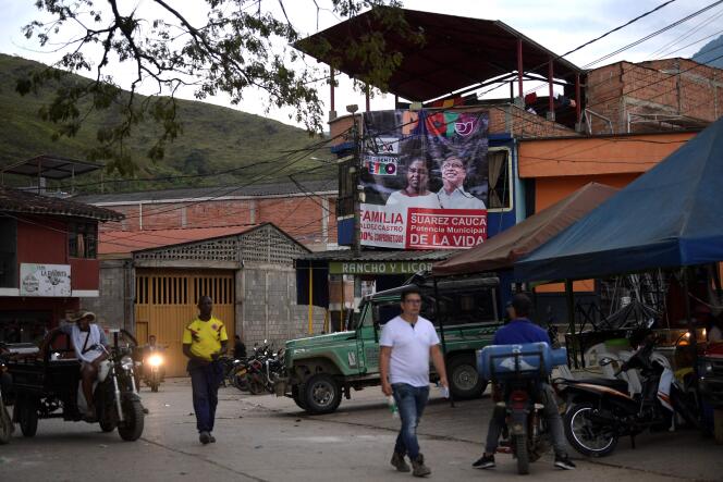 Une bannière représentant le candidat présidentiel colombien de la coalition « Pacte historique » (Pacto Historico), Gustavo Petro, et sa colistière Francia Marquez, dans sa ville natale de Suarez, dans le département du Cauca, en Colombie, le 25 mai 2022.