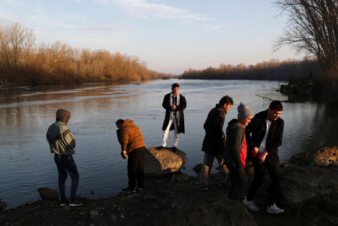 Des migrants se tiennent sur les rives du fleuve Evros, frontière naturelle entre la Turquie et la Grèce, près d’Edirne, en Turquie, le 2 mars 2020.