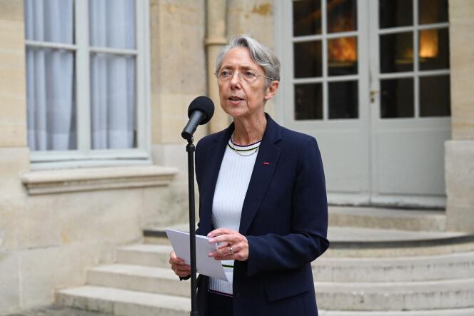 Elisabeth Borne s’adresse aux journalistes après une réunion avec le gouvernement pour définir les feuilles de route des ministres, à l’hôtel Matignon, à Paris, le 27 mai 2022. 