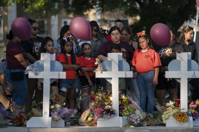 Les coéquipières d’une élève décédée lors de la fusillade, soutenues par leurs mères, visitent un mémorial de fortune devant le palais de justice du comté d’Uvalde, au Texas, le 26 mai 2022.  