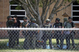 Des forces de l’ordre devant l’école Robb Elementary, après une fusillade, à Uvalde (Texas), le 24 mai 2022. 