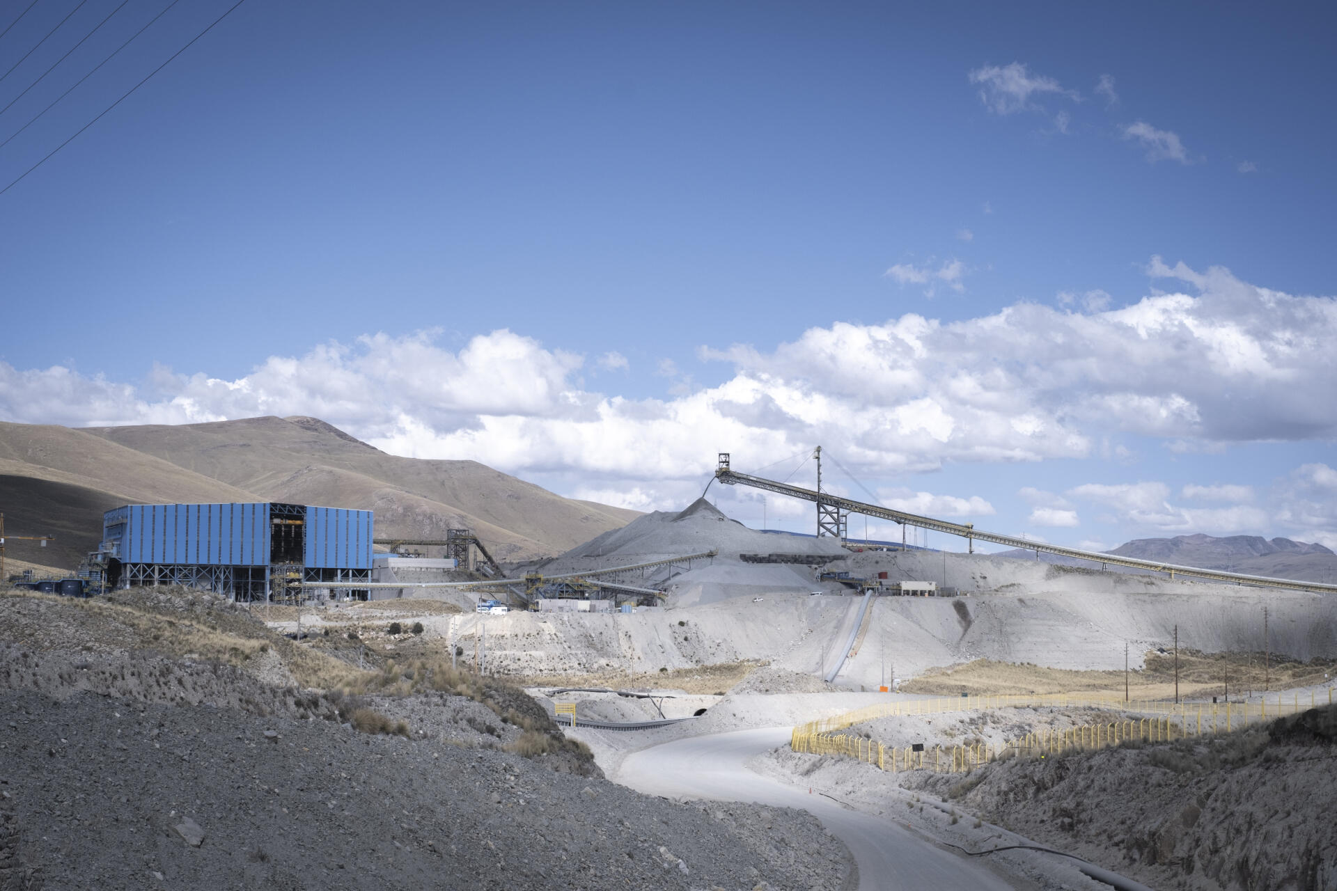 L’installation de triage de la mine Tintaya qui passe au crible la terre exploitée pour en extraire le cuivre. A Espinar, au Pérou, le 10 mai 2022.