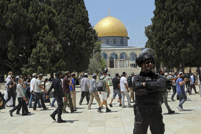 Des fidèles juifs visitent le dôme du Rocher, sur l’esplanade des Mosquées, à Jérusalem, le 18 juillet 2021. 
