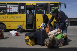 A Siversk, une femme porte ses affaires lors d’une évacuation près de Lyman, le 11 mai 2022.