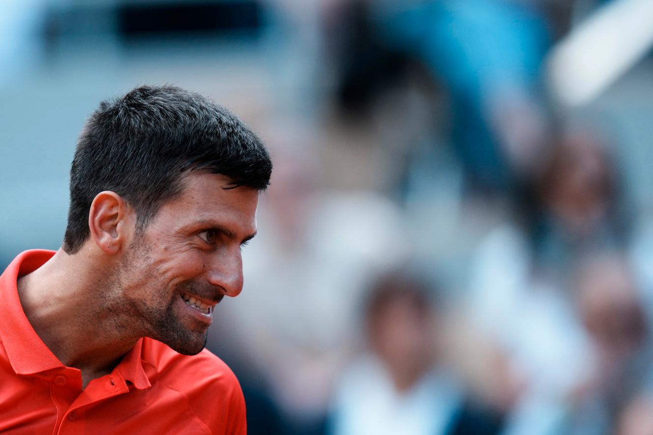 Novak Djokovic rpendant son match contre Aljaz Bedene, venerdì 27 maggio 2022.