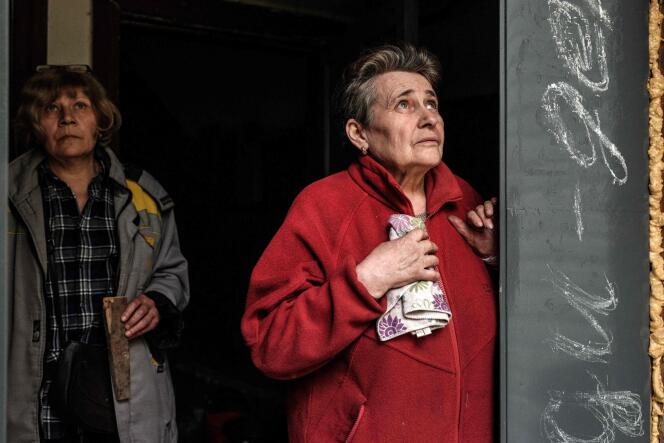 Anna Poladyuk, 66 ans, s’abrite à l’entrée d’une cave alors que des tirs de mortier touchent les environs, à Sievierodonetsk le 18 mai 2022. 