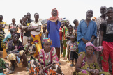 Des personnes déplacées à l’intérieur du pays attendent de l’aide à Djibo, au Burkina Faso, en mai 2022.