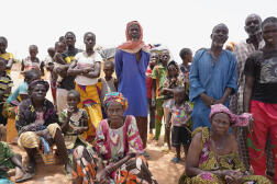 Des personnes déplacées à l’intérieur du pays attendent de l’aide à Djibo, au Burkina Faso, le 26 mai 2022.