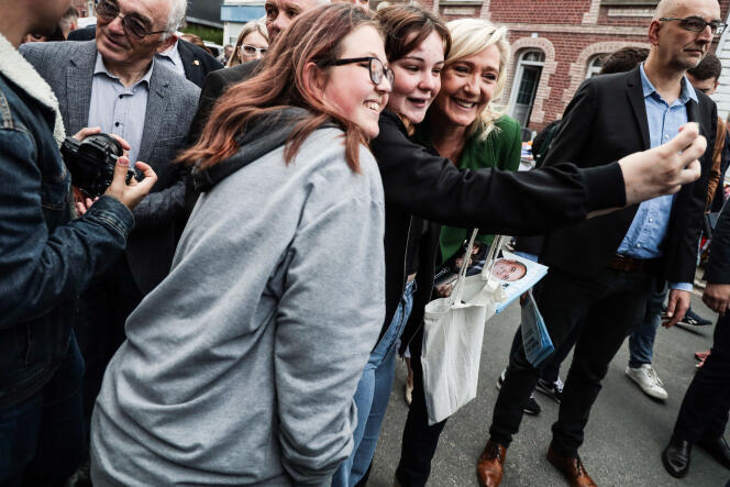 For more than an hour, Marine Le Pen took pictures with the inhabitants of Londinières (Seine-Maritime) on May 26, 2022.