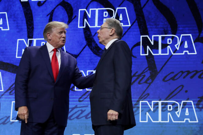 Donald Trump et Wayne LaPierre, le président de la NRA, principal lobby des armes américain, lors de sa convention annuelle, à Houston (Texas), le 27 mai 2022.