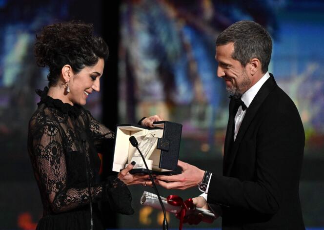 L’actrice iranienne Zar Amir Ebrahimi reçoit des mains de Guillaume Canet le Prix d’interprétation féminine du Festival de Cannes, le 28 mai 2022.