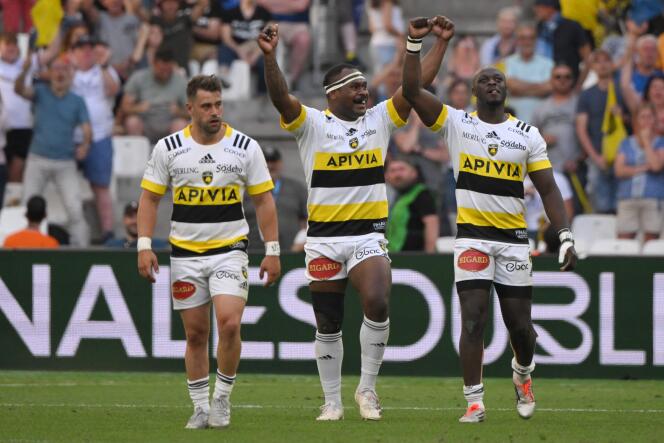 La Rochelle's French wing Artur Retiere (L) celebrates with teammates after scoring during the European Rugby Champions Cup, rugby union final between Stade Rochelais (La Rochelle) and Leinster at the Velodrome Stadium in Marseille, southeastern France, on May 28, 2022.  (Photo by NICOLAS TUCAT / AFP)