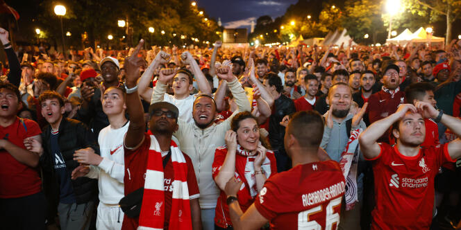 Miles de simpatizantes del equipo de fútbol de Liverpool asisten a la final de la Liga de Campeones en la zona de aficionados instalada en París, el sábado 28 de mayo de 2022.