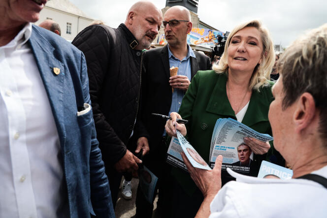Marine Le Pen, en déplacement pour la 20e édition du vide-greniers de Londinières (Seine-Maritime), le 26 mai 2022.