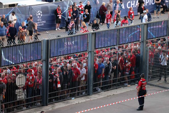 Des fans de Liverpool patientent devant les grilles d’entrée du Stade de France, à Saint-Denis, le 28 mai 2022, avant le coup d’envoi de la finale de Ligue des champions.
