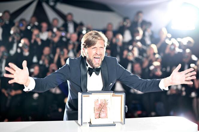 Le réalisateur et scénariste suédois Ruben Östlund pose avec la Palme d’or du Festival de Cannes pour le film « Triangle of Sadness », remportée le 28 mai 2022.