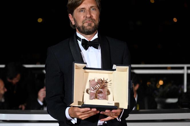 Le réalisateur suédois Ruben Östlund récompensé de la Palme d’Or pour son film « Sans Filtre », lors de la 75e cérémonie du Festival de Cannes, le 28 mai 2022.
