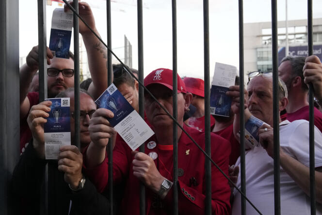 Kibice Liverpoolu zostali zablokowani przed bramami Stade de France, którzy rozczarowani pojawili się, aby kupić swoje miejsce - za kilkaset euro - na finał Ligi Mistrzów w sobotę 28 maja w Saint-Denis. 
