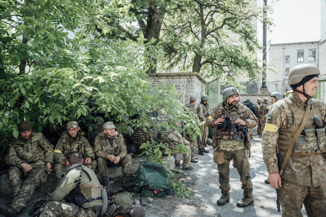 Un bataillon de soldats dans le centre ville attendent d'être déployés pour défendre la ville. Lyssytchansk le 27 mai 2022.