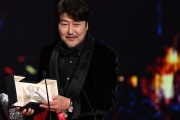L’acteur sud-coréen Song Kang-Ho reçoit le prix d’interprétation masculine à Cannes, samedi 28 mai.