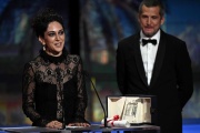 L’actrice iranienne Zar Amir Ebrahimi reçoit le prix d’interprétation féminine, samedi 28 mai, à Cannes.