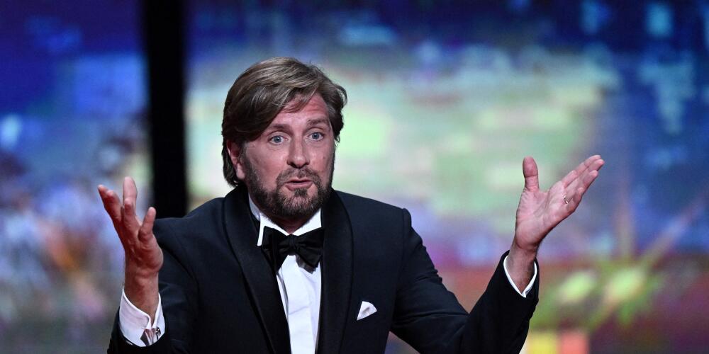 Ruben Östlund exulte en recevant sa deuxième Palme d’Or, à Cannes, samedi 28 mai.
