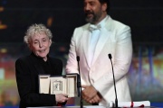 La réalisatrice française Claire Denis reçoit le Grand prix ex aequo avec « Close », du Belge Lukas Dhont, samedi 28 mai, à Cannes.