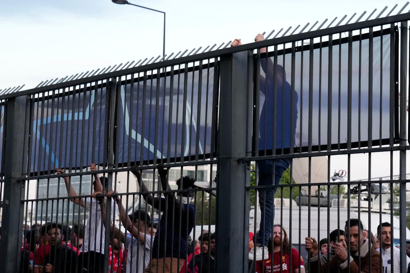 MEPs adopt measures sanctioning intrusions into stadiums and pitches