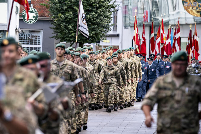 Parade militaire le jour des drapeaux à Copenhague, au Danemark, le 5 septembre 2021.