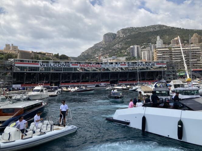 Des spectateurs privilégiés se déplacent en bateau pour jouir du 79e Grand Prix de Monaco. 