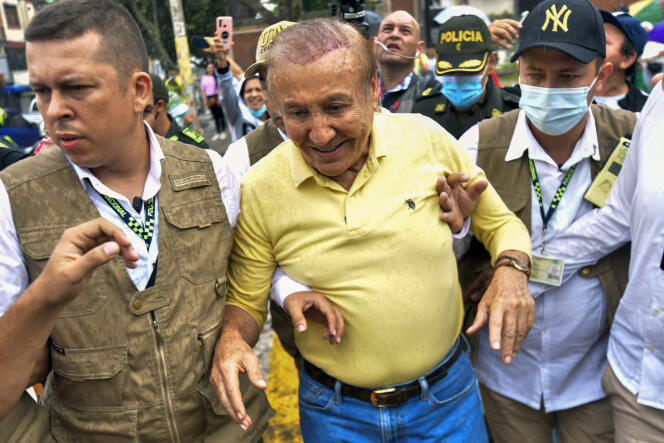 Rodolfo Hernandez quitte un bureau de vote, après avoir voté à l’élection présidentielle à Bucaramanga, en Colombie, le 29 mai 2022