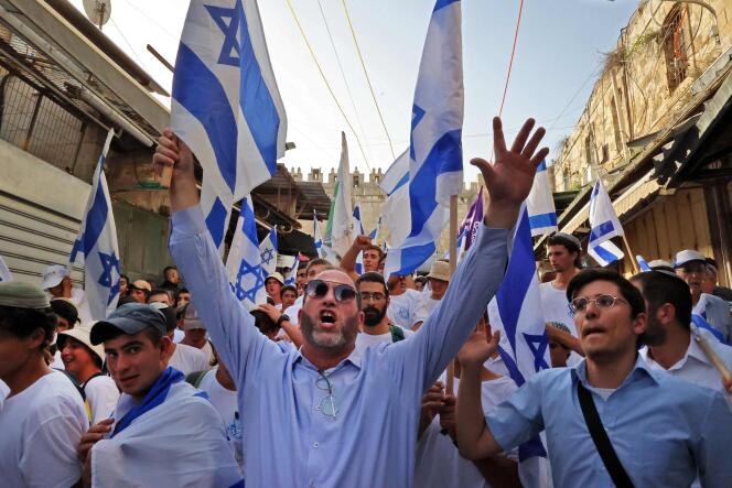 Des manifestants nationalistes israéliens défilent pour leur « marche des drapeaux » en célébration de la conquête de la partie palestinienne de la ville par l’Etat hébreu, en 1967, à Jerusalem, le 29 mai 2022.
