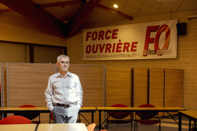 Le secrétaire général de Force ouvrière, Yves Veyrier, au siège social de la centrale syndicale, à Paris, le 28 mai 2022.