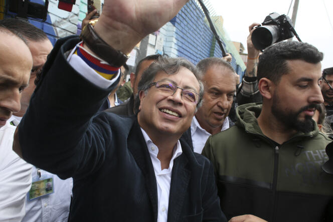 Gustavo Petro, candidat avec la coalition Pacte historique, quitte un bureau de vote après avoir glissé un bulletin dans l’urne lors de l’élection présidentielle à Bogota, Colombie, le 29 mai 2022.
