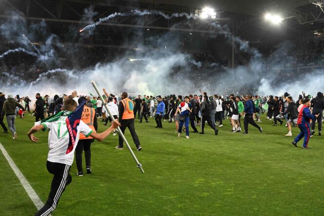 Des supporteurs de Saint-Etienne ont envahi le terrain après que l’équipe a été battue par l’AJ Auxerre, au stade Geoffroy-Guichard, le 29 mai 2022. 